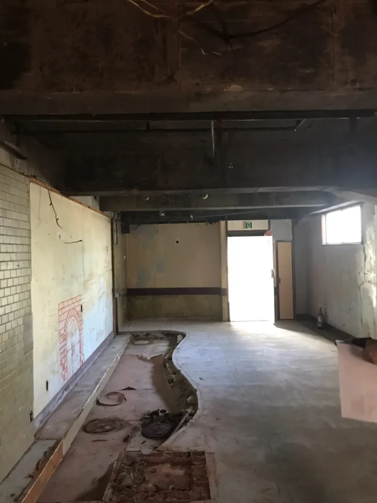 コンクリート剥き出し売場側