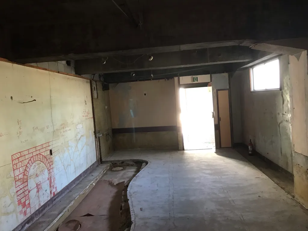 電気が無かったので、太陽の光を頼りに採寸