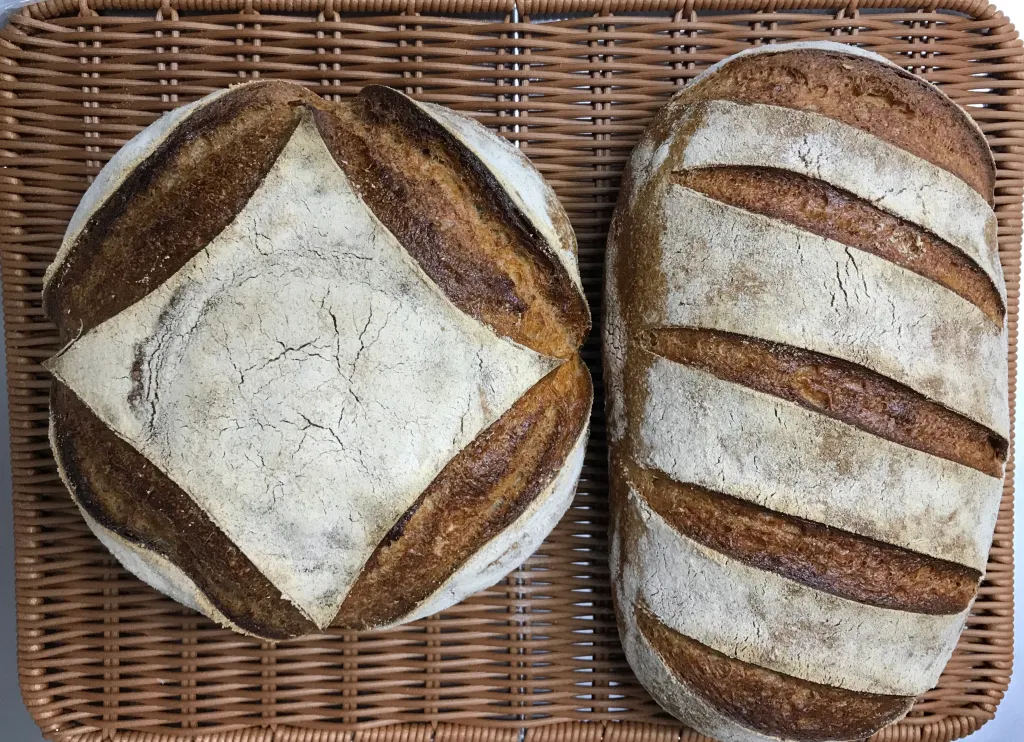 左　ENCHANTEさん　お土産　　　　　　右　今回食べたパン(生地量1kg)