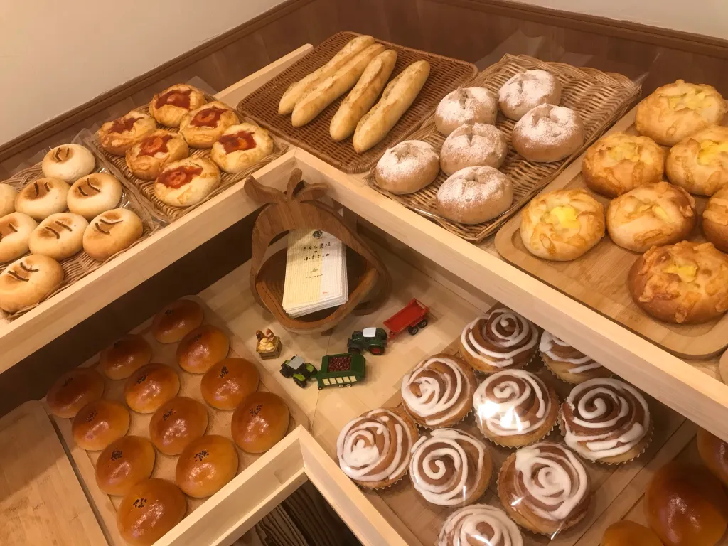 試作で焼いたパンたちが販売棚に!