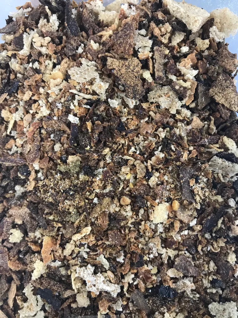 乾燥剤を入れて保存したパン粉