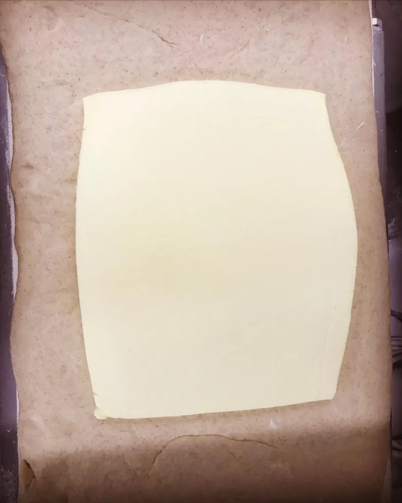 生地に発酵バター(北海道産)を 折り込む時の写真