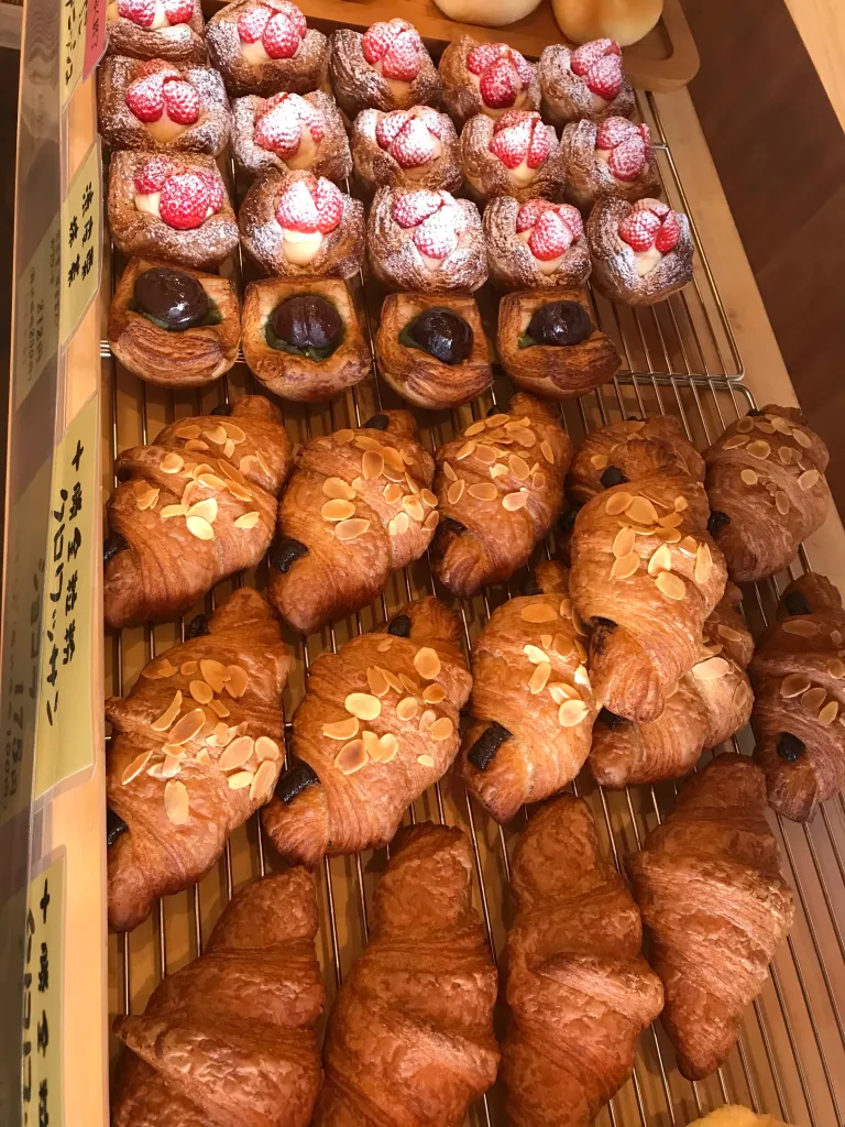 上から、 いちごデニッシュ、渋皮栗抹茶、 クロワッサンショコラ、クロワッサン