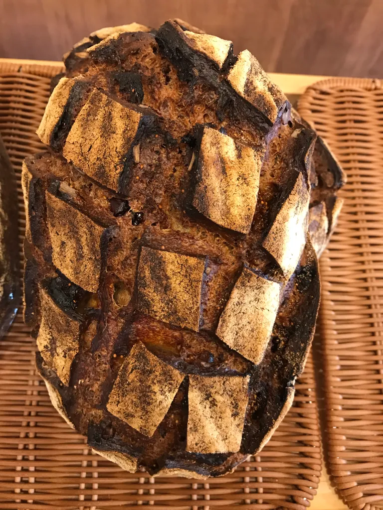 有機の無花果と胡桃のパン