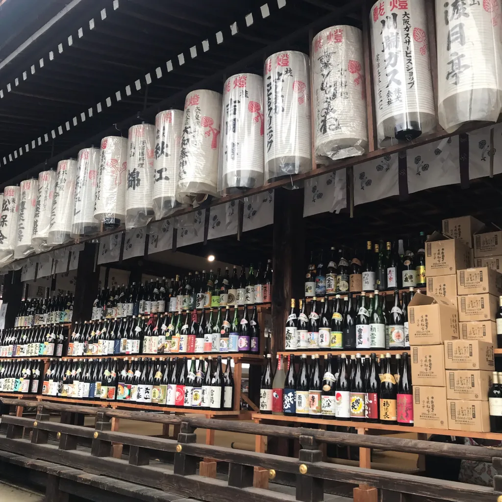 奉納された酒、味噌、醤油、酢など